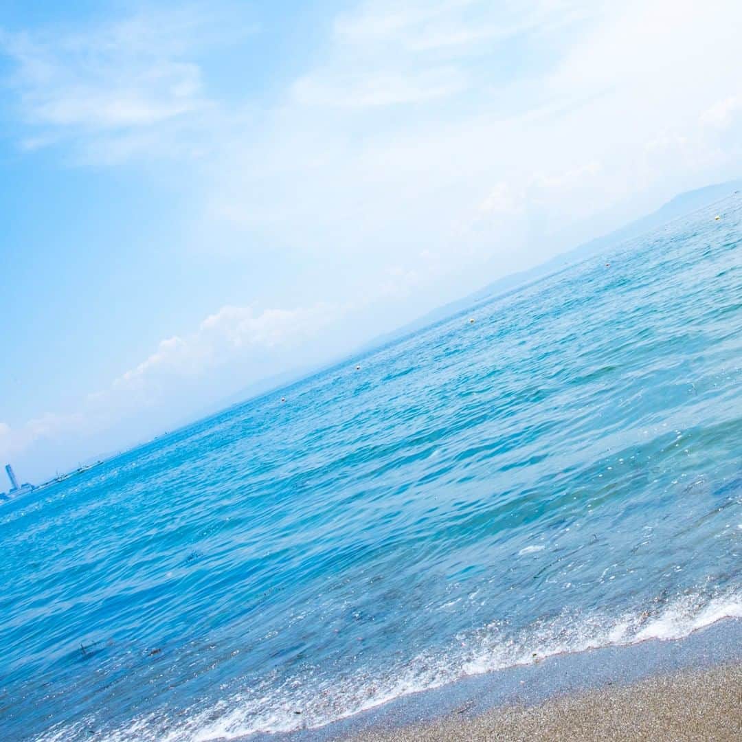 のインスタグラム：「2019年の前半となる6月も今日で終わり。⁠ いよいよ明日から7月が始まります🌞⁠ ⁠ 7月といえば……私は「海！」と即答するほど海が大好きですが、皆さんにとって7月って何を連想しますか？⁠ コメントで教えてくださいね😉⁠ ⁠ ⁠ #三浦海岸 #海水浴 #海 #ビーチ #海開き #夏空 #湘南 #夏休み #夏休み旅行 #OTODAMA #igで繋がる海 ⁠ #海好きな人とつながりたい #ダレカニミセタイケシキ #けしからん風景 #三浦半島いいところ🙌 #広がり同盟 #土曜日の小旅行 ⁠ #夏休みの計画 #シュノーケル #海が好き #いつかの海 #音霊 #海スタグラム #マホロバマインズ ⁠ #癒し #リゾートホテル #マホロバケーション #三浦半島 #マホロバ #マホロバマインズ三浦」