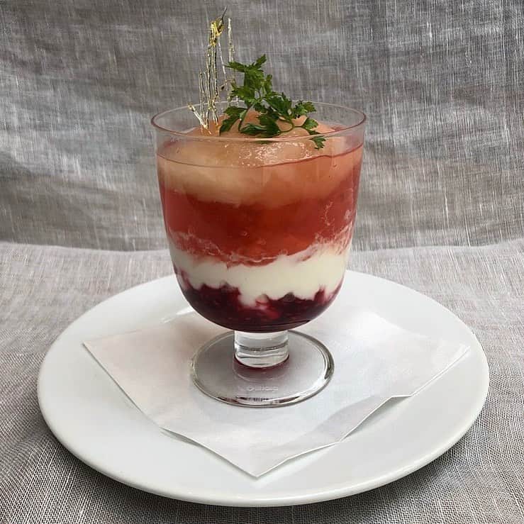 のインスタグラム：「2019.7.1〜7.31 🍑ELMERS GREEN 桃フェア🍑  明日７月１日よりエルマーズグリーン各店で１種類ずつ、 今の時期だけのとくべつな桃スイーツがはじまります！ 【北浜店】桃のパルフェ 【淀屋橋店】桃のトースト 【なんば店】桃のパンナコッタ 【堺店】桃のフルーツサンド ※堺店は土日祝のみ提供  この機会に是非さまざまな桃スイーツとエルマーズグリーンをお楽しみください！お待ちしています。目指せ全制覇🍑」