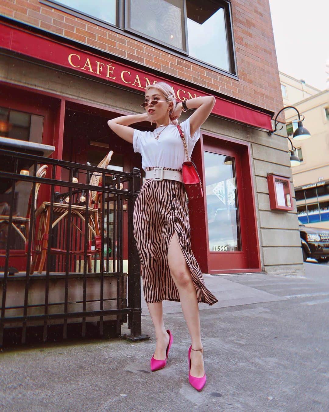 AikA♡ • 愛香 | JP Blogger • ブロガーさんのインスタグラム写真 - (AikA♡ • 愛香 | JP Blogger • ブロガーInstagram)「She makes a plain tee look better in zebra, pink and red 🦓💗♥️ Whenever you wear white clothes, don’t forget to put the @tidelaundry To Go Stain Remover Pen in your 👜🙌🏻 You’ll thank me later 💁🏻‍♀️ #protip ⋆ ⋆ ⋆ ⋆  𝑊ℎ𝑎𝑡 𝐼 𝑎𝑚 𝑤𝑒𝑎𝑟𝑖𝑛𝑔 — Sunnies: @zerouv  Top: @hm  Skirt: @nastygal  Pumps: @zara  Bag: @mellowworldfashion  Belt: Vintage ⋆ ⋆ ⋆ ⋆  #hmxme #plainwhitetee #petitefashion #summerstyles #getnastygal #animalprints #seattle」6月30日 12時07分 - aikaslovecloset