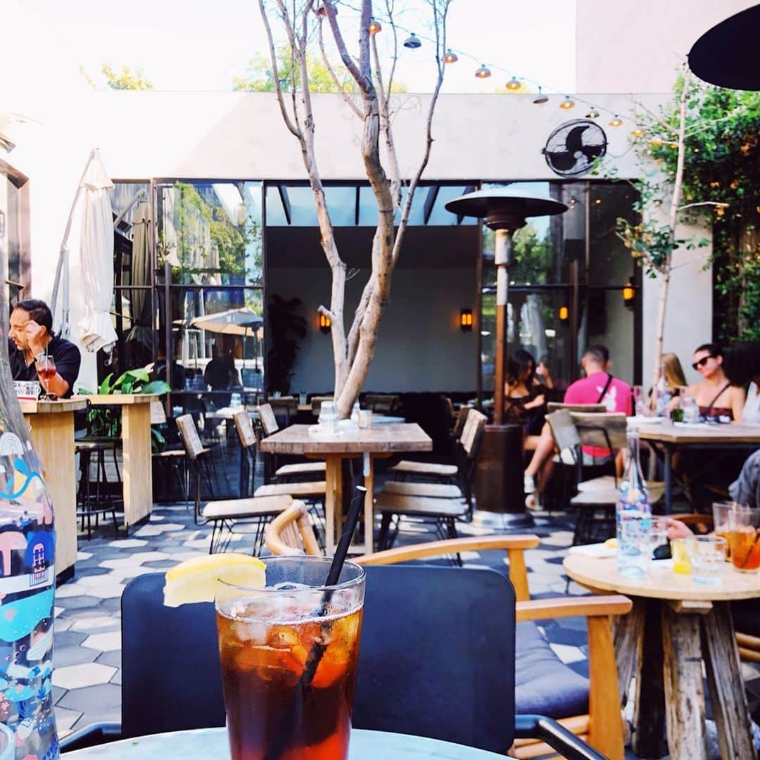 三浦マキのインスタグラム：「My working spots/Cafes in LA. リクエストが多いので、PCを持ってウロウロしている私のLAのカフェリスト❤️ **ただし、LAにおススメカフェは星の数ほどあるので、今回行った場所のみ載せてます!!! . . ➀ #zinque 。ヘルシーでテラス席が楽しめるカフェレストラン。 ➁ #greentable 。Storyにもあげた、Miho ちんとお茶した際に連れて行って貰ったカフェ。穴場で可愛かった!! ➂ Beverly Hills の @montagebh  内一階のラウンジ The Bar。 夜はバーで素敵なんだけど、昼はイケてるビジネスマン(LAで言うとイケてるエージェンシー？)やマダム達が集ってて、仕事するには最適な場所。 ④ その隣にあるカフェ、#thecafe。 この２つの前には広いテラス席があって気持ちよし✨ ⑤ #KimptonHotel 内にあるレストラン。内装可愛いし、店員さんの雰囲気も良くてGood!! . . ちなみにkimpton hotel は今一番お気に入りのホテル❤️ 本当に沢山オススメがあるので、気になる方は私の過去の投稿を遡って下さい…笑 * * * #la#losangels#cafe#workingplace#ロサンゼルス#ロサンゼルスカフェ#ロサンゼルス情報」