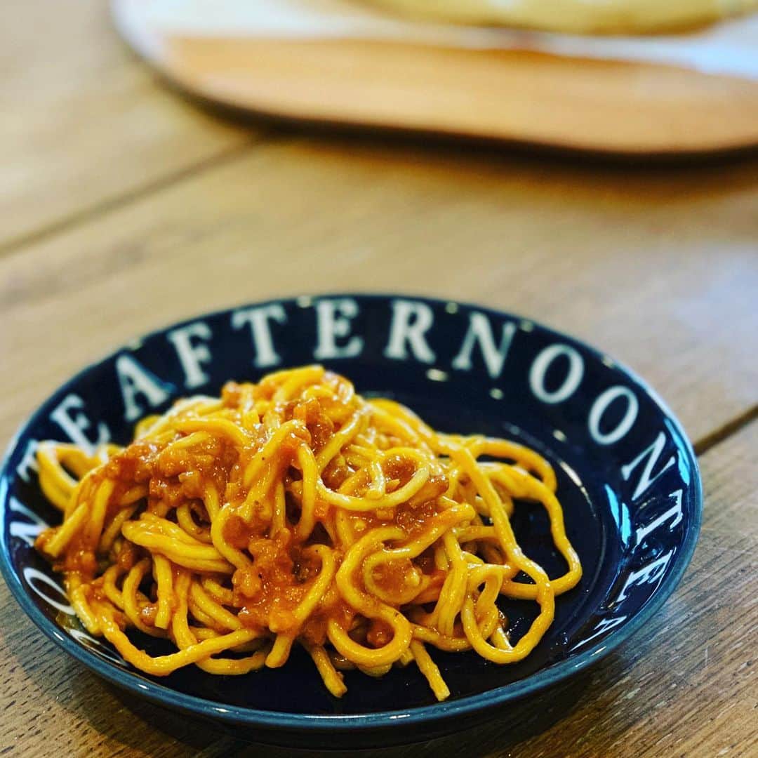 安倍吉俊のインスタグラム：「日清の完全栄養食パスタを試す。BASE PASTAとどうしても比較してしまうが、こっちは2歳と6歳も普通のパスタみたい、と食べてくれた。BASEはパンが良かったから時々使い分けて買ってみるかなあ」
