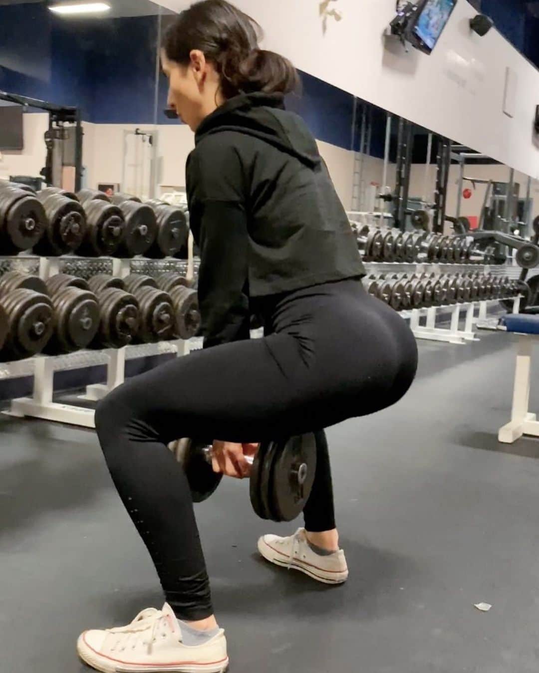 Sarah Ramadanのインスタグラム：「SALUTE, GALUTES! 👋🏼🦋💪🏼 ⠀ Sorry my puns are mediocre at best today as my immune system is holding me way back and refuses to let me breath without dry coughs and apparently I’m allergic to pectin so an apple a day DOES NOT keep the doctor away lol 🍎😟#nottoselfsavethisoneforurjournalnotsocialmedia ⠀ Trying to overcome this asap though because I have exciting things to plan for!! (more deets later🥰😭) ⠀ WORKOUT: ⠀ 1️⃣Hip thrust with pauses: 3x12 2️⃣Dumbbell sumo squat variation: 3x12 3️⃣Elevated single cable deadlift: 3x12 (per side) 4️⃣Cable glute kick back variation: 3x12 (per side) ⠀ ⠀ 🌻Wearing: @vqfit minimal hoodie in small; virtue leggings in x-small - link in my bio 💪🏼 ⠀ #vqfitwomen #fightforgrowth #TrainInsaneorMorpheIntoanactualtrainomgthisisaweirdhashtagstopitrightnowsarah」