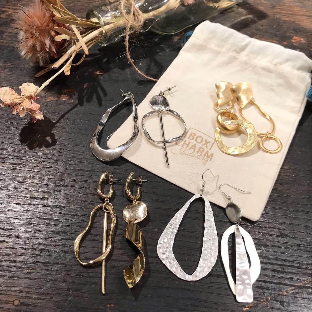 BOX CHARM Industryさんのインスタグラム写真 - (BOX CHARM IndustryInstagram)「原宿店で人気の アシンメトリーデザインのピアスです✯ ゴールド、シルバー、マットゴールド、マットシルバー 全ての色でお作り可能です😚！！ #boxcharm #boxcharmindustry #harajuku #asymmetry #pierce #handmade #visittokyo #boxcharmindustry原宿本店  #ボックスチャーム #ボックスチャームインダストリー  #原宿 #アシンメトリー #ピアス #ハンドメイド #東京観光」6月30日 12時25分 - bcindustry_