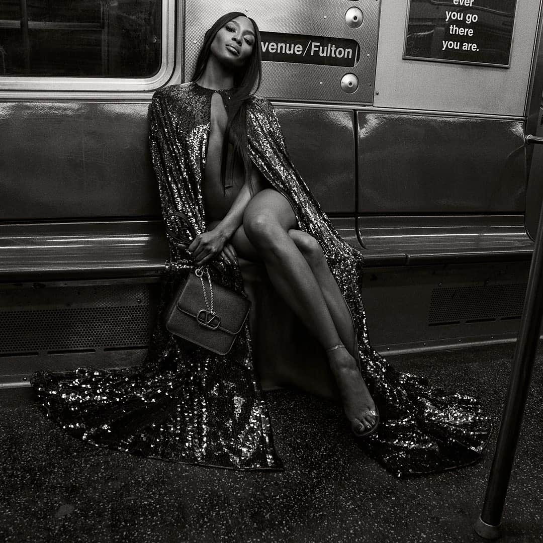 Valentinoさんのインスタグラム写真 - (ValentinoInstagram)「The Valentino Garavani #VSLING bag as a symbol of free movement and adaptability. In New York City, the Valentino Garavani #PreFall19 accessories campaign is shot with @Naomi by @inezandvinoodh under the creative direction of @pppiccioli.」6月30日 17時53分 - maisonvalentino
