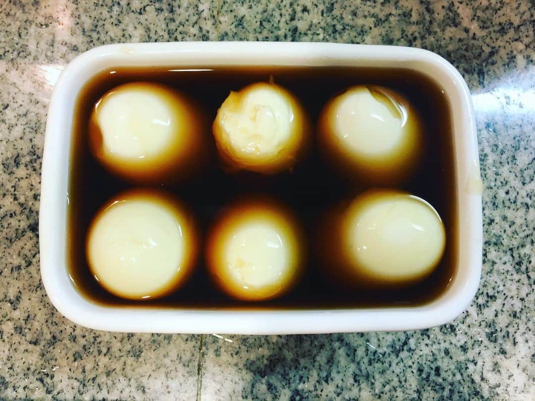 佐藤仁美さんのインスタグラム写真 - (佐藤仁美Instagram)「味付け卵作成中。綺麗に卵剥くコツ教えて欲しい。穴か？！穴あけるのか？！あ。ドッキリ見てくれて、ありがとうございます！！！毎回毎回、必死で、ドキドキです。騙されてくれてる方に感謝。 #めんつゆに漬けただけ」6月30日 17時57分 - sato.hitomi.19791010