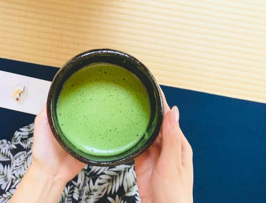 西村笑花さんのインスタグラム写真 - (西村笑花Instagram)「🍵 ・ ・ 木村茶道美術館の茶室へ行かせて頂きました！ 展示品としてしか普段絶対に観られないような茶器で お抹茶を頂きました‥🥺 私が使わせて頂いたものは600万円もするものでした🥺✨ 木村茶道美術館は、 国宝級の茶器でお抹茶を頂ける唯一の茶室だそうです✨ ・ 茶室から見える雨に濡れた緑がとても綺麗で 素敵な時間だったなぁ‥✨ 心が清められた気がした😌✨ #木村茶道美術館 #茶器 #茶室 #お抹茶 #素敵な時間 #いいね新潟 #日本海美食旅 #ガストロノミー #新潟観光 #食景色 #新潟のつかいかた #女子旅 #えみかぐるめ」6月30日 17時59分 - emika_nishimura