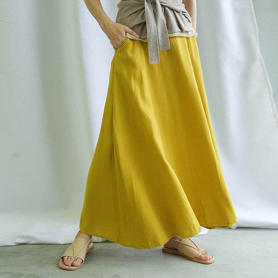 moca さんのインスタグラム写真 - (moca Instagram)「《 hit item 》 . . style No. : 7721 LINEN FLARED SKIRT . . 幅広いコーデにマッチしてくれるリネンフレアスカート。 シンプルなデザインで様々な着こなしが楽しめます。 たっぷりと生地を使い、歩くたびに揺れる裾が 気分を上げてくれる一枚◎ 長めの丈やこだわったシルエットでこなれ感を 演出してくれるフレアスカートはオススメのアイテムです。」6月30日 12時37分 - selectmoca