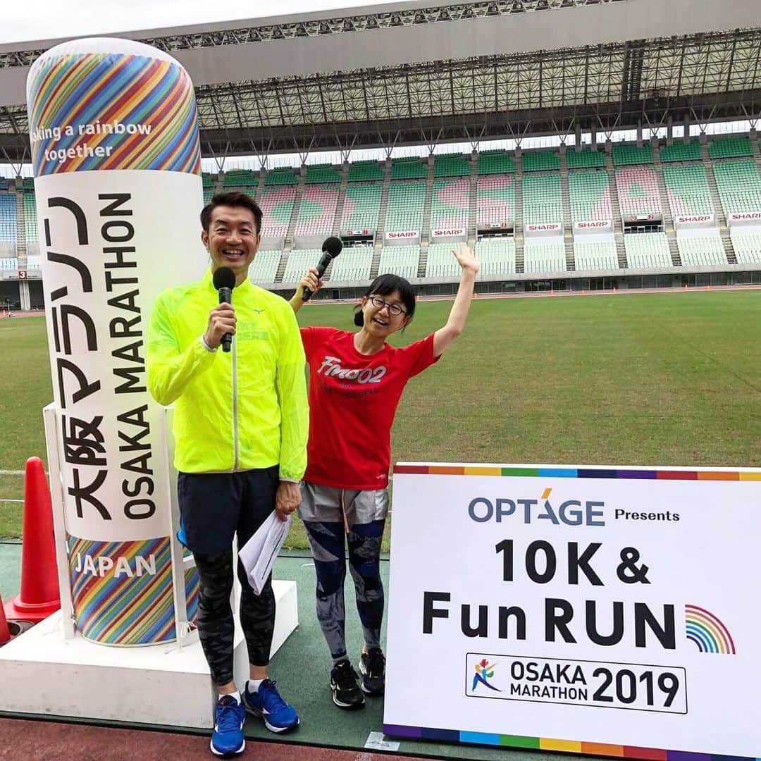 土井コマキのインスタグラム：「毎年恒例！大阪マラソンのプレイベントでした。今年からコースが新しくなる大阪マラソン出場権が当たる、10K & FunRUN🏃‍♀️🏃‍♂️タクトさんと司会。 大粒の雨が降る中、みなさんナイスランでした！例年より速かったような…。体が冷えていると思いますから、あったかくしてケアくださいね！ #funkyjoggerz #funkyjog #大阪マラソン #fm802」