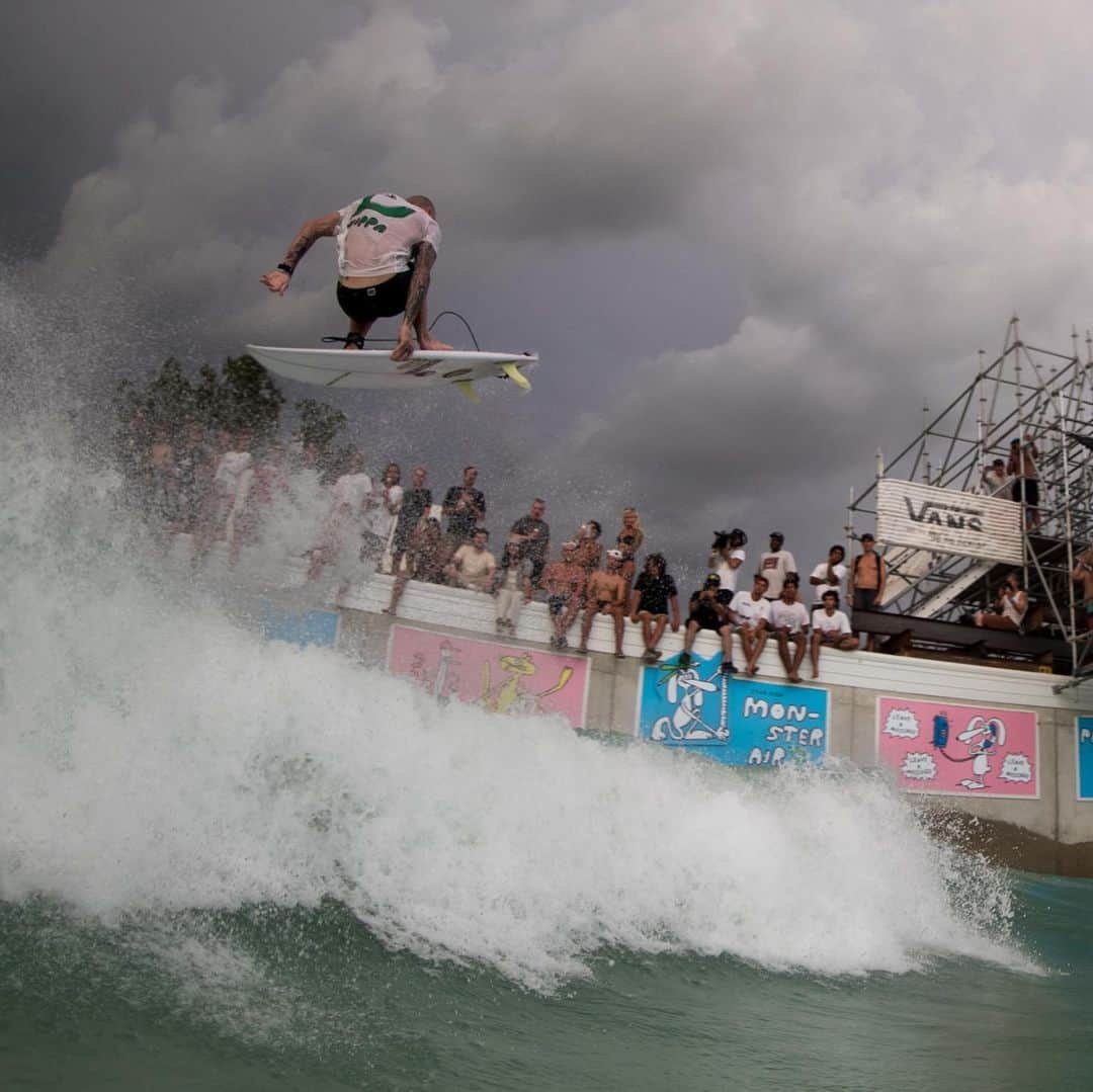 Surf Magazineさんのインスタグラム写真 - (Surf MagazineInstagram)「@chippawilson wins @stab_high 2019! What a show before the storm unloaded on us. Photo: @tomcarey | @vanssurf @monsterenergy」6月30日 12時39分 - stab