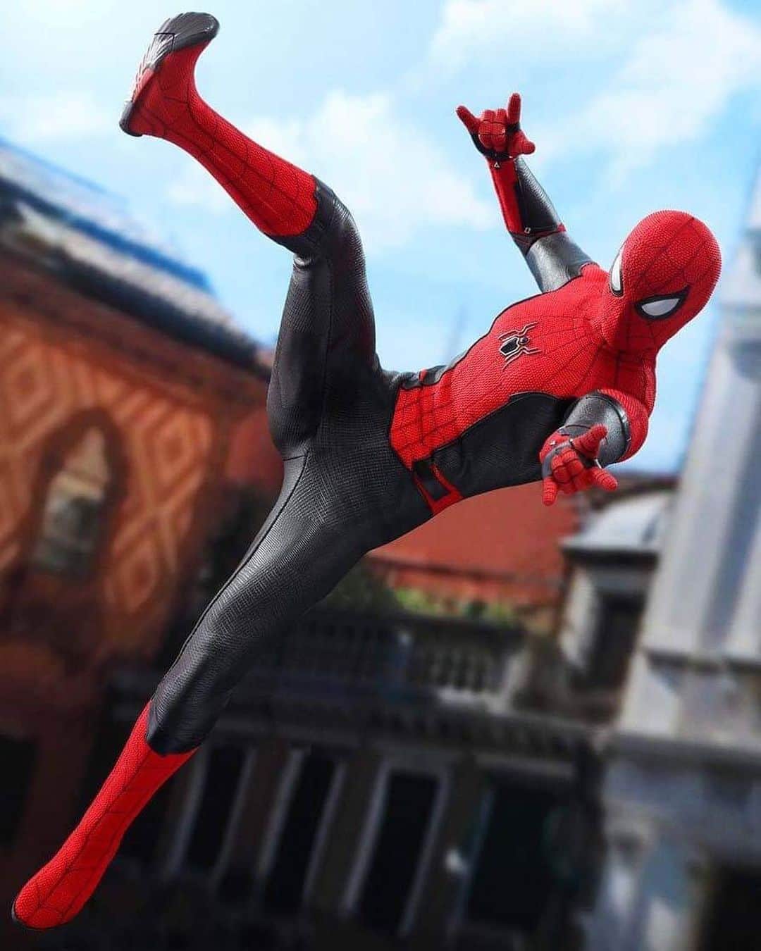 HYPEBEASTさんのインスタグラム写真 - (HYPEBEASTInstagram)「#hypeAF: As we near the release of @spidermanmovie, @hottoyscollectibles has unveiled a 1/6th rendition of the friendly neighbourhood Spider-Man in his new flagship suit with movie-accurate details. Standing 28.5 cm tall and equipped with 30 points of articulation, the premium collectible figurine features his latest superhero colors, swapping out his classic blue for a stealthier black. It’s set to release at the end of 2020 or early 2021, stay tuned for the exact date.  Photo: Hot Toys」6月30日 12時42分 - hypebeast