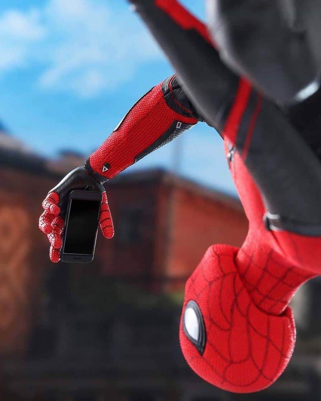 HYPEBEASTさんのインスタグラム写真 - (HYPEBEASTInstagram)「#hypeAF: As we near the release of @spidermanmovie, @hottoyscollectibles has unveiled a 1/6th rendition of the friendly neighbourhood Spider-Man in his new flagship suit with movie-accurate details. Standing 28.5 cm tall and equipped with 30 points of articulation, the premium collectible figurine features his latest superhero colors, swapping out his classic blue for a stealthier black. It’s set to release at the end of 2020 or early 2021, stay tuned for the exact date.  Photo: Hot Toys」6月30日 12時42分 - hypebeast