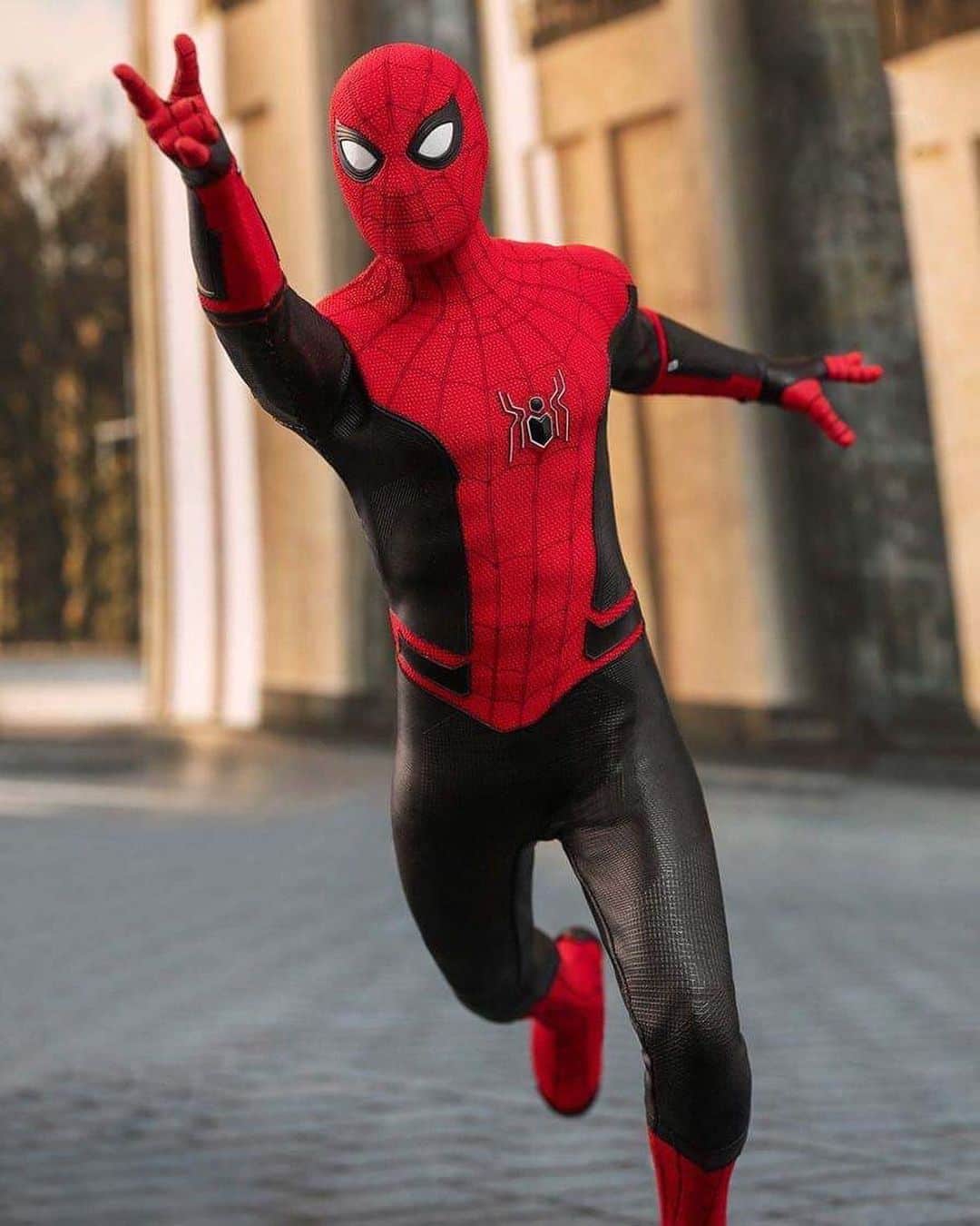 HYPEBEASTさんのインスタグラム写真 - (HYPEBEASTInstagram)「#hypeAF: As we near the release of @spidermanmovie, @hottoyscollectibles has unveiled a 1/6th rendition of the friendly neighbourhood Spider-Man in his new flagship suit with movie-accurate details. Standing 28.5 cm tall and equipped with 30 points of articulation, the premium collectible figurine features his latest superhero colors, swapping out his classic blue for a stealthier black. It’s set to release at the end of 2020 or early 2021, stay tuned for the exact date.  Photo: Hot Toys」6月30日 12時42分 - hypebeast