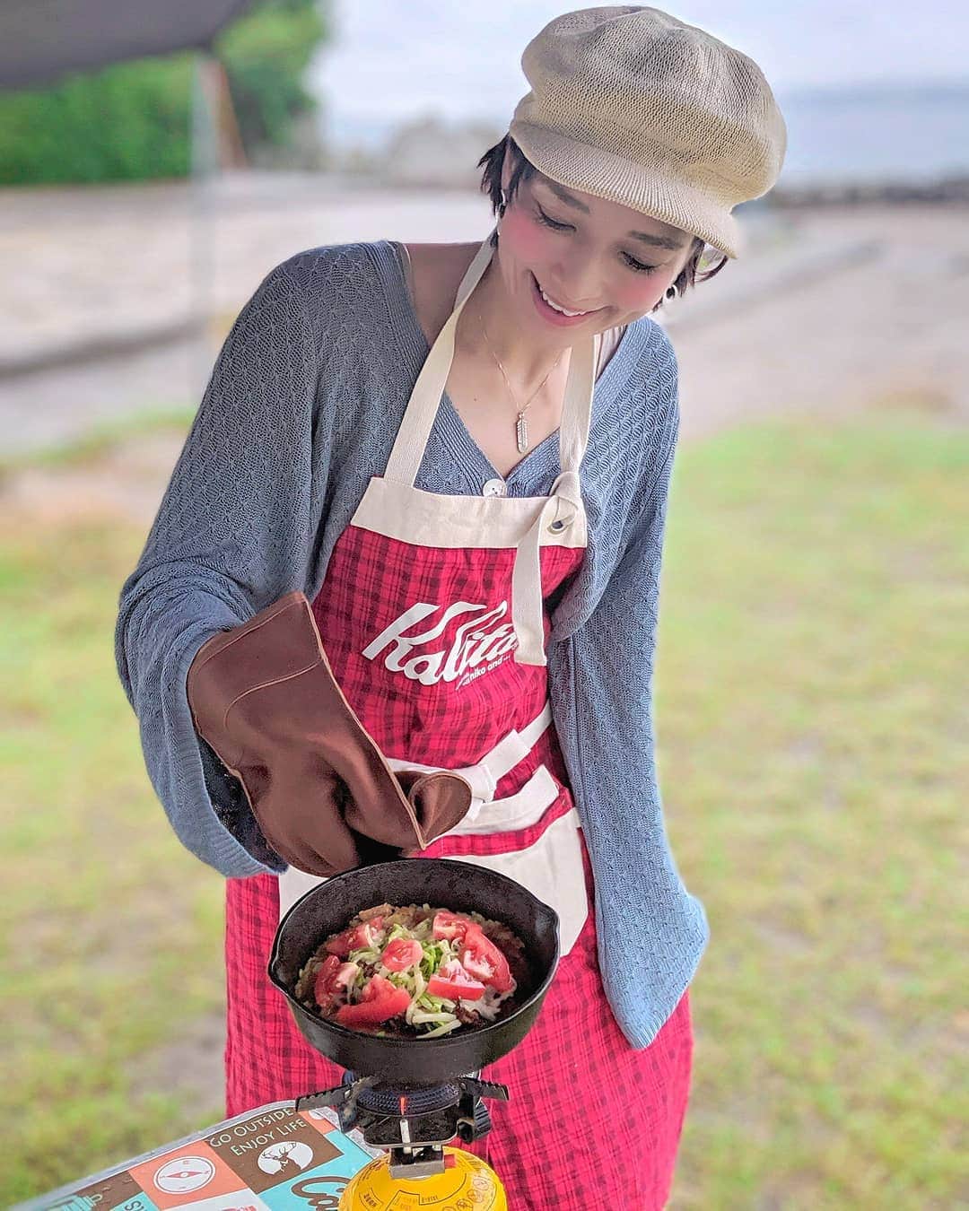 芳美リンさんのインスタグラム写真 - (芳美リンInstagram)「タコロスティ！  #タコライス　のライスの部分をロスティに変えたアレンジレシピ。  ロスティとは、スイスの伝統ジャガイモ料理です☺  タコミートと、とても相性よかったです✨  梅雨早くいなくなれー！  @swissdelice_jp #スイスデリス#ロスティ　 #スイスデリスアンバサダー #おいしい時間をスイスから #スイスデリス #swissdelice #ロスティ #アウトドアでロスティ #キャンプ#アウトドア女子 #キャンプグッズ　 @captainstag #Captainstag#キャプテンスタッグ#アウトドアメニュー#バーベキュー#BBQ #Royaldesign #ロイヤルデザイン #  @royaldesign.jp #アウトドア#ビーチキャンプ#森戸海岸#outdoorstyle #アウトドア飯#キャンプ飯#ソトレシピ#campzine掲載希望#ソトシル掲載希望#camphack取材 #カーデ @rurume_official #ネックレス #saadsilver」6月30日 12時56分 - lynn.lynn5