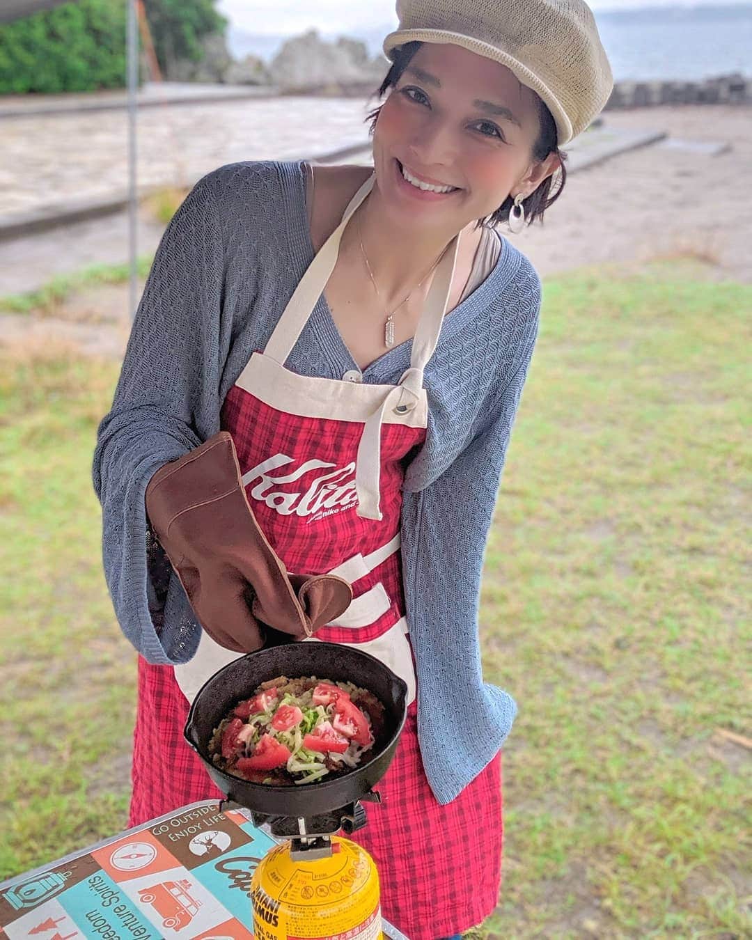 芳美リンさんのインスタグラム写真 - (芳美リンInstagram)「タコロスティ！  #タコライス　のライスの部分をロスティに変えたアレンジレシピ。  ロスティとは、スイスの伝統ジャガイモ料理です☺  タコミートと、とても相性よかったです✨  梅雨早くいなくなれー！  @swissdelice_jp #スイスデリス#ロスティ　 #スイスデリスアンバサダー #おいしい時間をスイスから #スイスデリス #swissdelice #ロスティ #アウトドアでロスティ #キャンプ#アウトドア女子 #キャンプグッズ　 @captainstag #Captainstag#キャプテンスタッグ#アウトドアメニュー#バーベキュー#BBQ #Royaldesign #ロイヤルデザイン #  @royaldesign.jp #アウトドア#ビーチキャンプ#森戸海岸#outdoorstyle #アウトドア飯#キャンプ飯#ソトレシピ#campzine掲載希望#ソトシル掲載希望#camphack取材 #カーデ @rurume_official #ネックレス #saadsilver」6月30日 12時56分 - lynn.lynn5