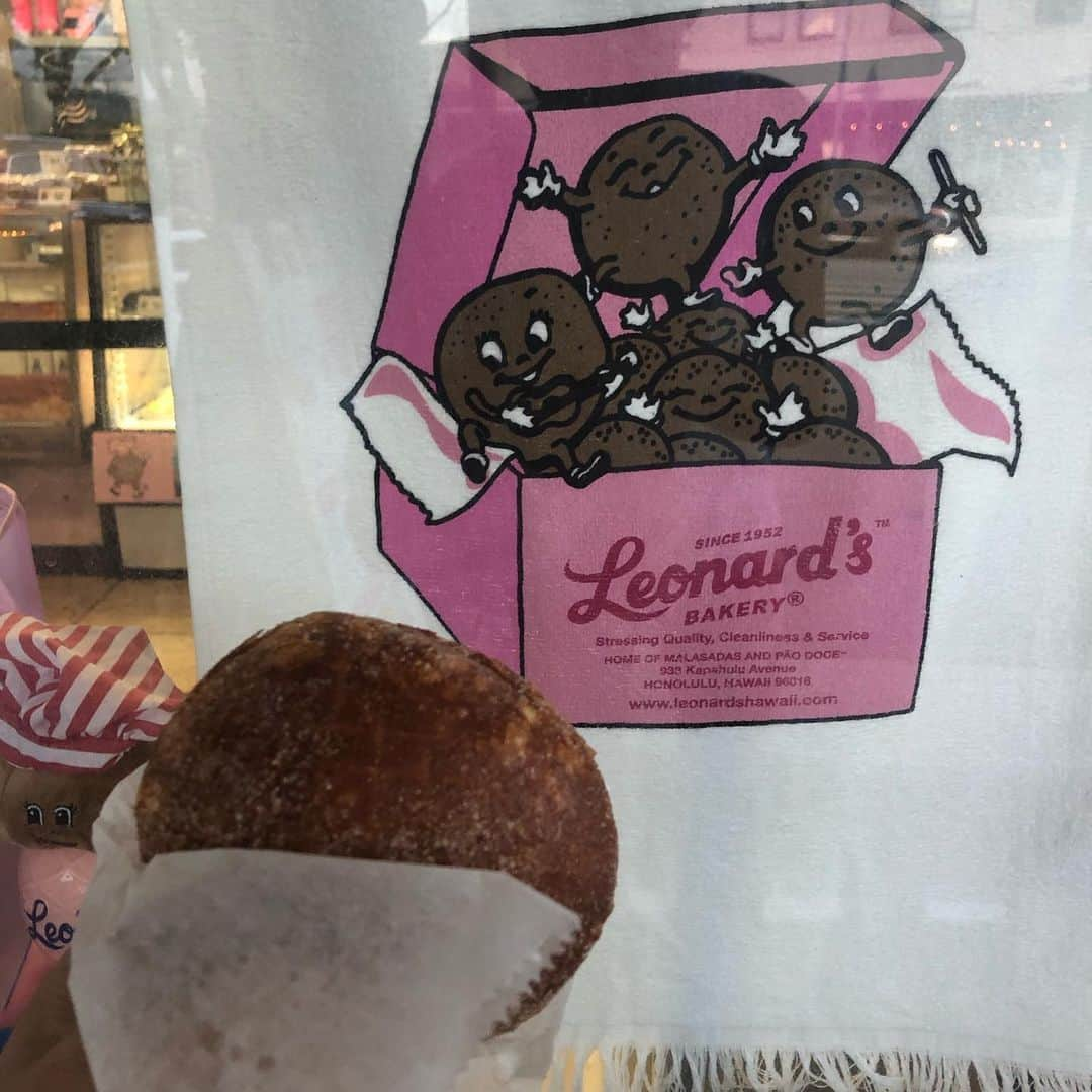 那須愛里さんのインスタグラム写真 - (那須愛里Instagram)「〝Leonard's🍩💕💝〟 ダイヤモンドヘッドへ行く前に レナーズでBreakfast!🌞 朝、6:00とかなのに この混み具合👥👥👥 . 週末だから余計に お父さんが家族の為に買って帰ってるのか？箱買いで買っていくパパさんが多いように感じたよ♡🧔🏽👨🏻👨🏼‍🦰 . . . #leonardsbakery #marasada #HAWAII #WAIKIKI #レナーズ #マラサダ」6月30日 12時56分 - aaairixoxo