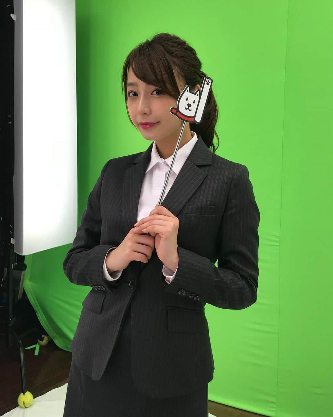 宇垣美里マネージャーさんのインスタグラム写真 - (宇垣美里マネージャーInstagram)「SoftBankのCMの音楽とっても耳に残りますよね。ついつい口ずさんでしまいます。 1日がかりの撮影で大変でしたが、宇垣さんも色々な服が着れて楽しそうでした😍 今回はそのオフショットです！ お楽しみください✨ まだ動画をご覧になってない方はぜひ見てみて下さい🐱  https://youtu.be/vEZryqBy_Oo #宇垣美里 #SoftBank #試験前の宇垣先生」6月30日 13時00分 - ugakimisato.mg