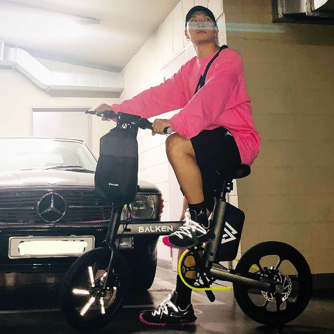 ゲコさんのインスタグラム写真 - (ゲコInstagram)「앞으로 녹음실까지 건강을 위해 자동차는 잠시 세워두고 자전거를 타겠다🚲  #전기자전거」6月30日 13時02分 - gaekogeem