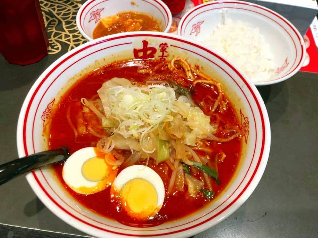 AYASAさんのインスタグラム写真 - (AYASAInstagram)「赤の補充その②🔥🔥 ・ 前回の反省を踏まえて麺の量を減らすことを最重要任務として挑んだ中本さん🍜❤️ 、、、そしたら今回は油少なめにするの忘れた(笑) #オーダーが細かい . 麺の量が多かろうが少なかろうが、油の量が多かろうが少なかろうが(笑)美味しいことには違いないのです(๑¯ω¯๑)✨ ・ 🍜 #北極やさい #すぺちょう (#スペシャル超硬麺 ) #麺3分の1 #定食 🍚#白米大事 ・ ・ #蒙古タンメン中本 #中本 #健康第一激辛党」6月30日 13時06分 - ayasa_doya