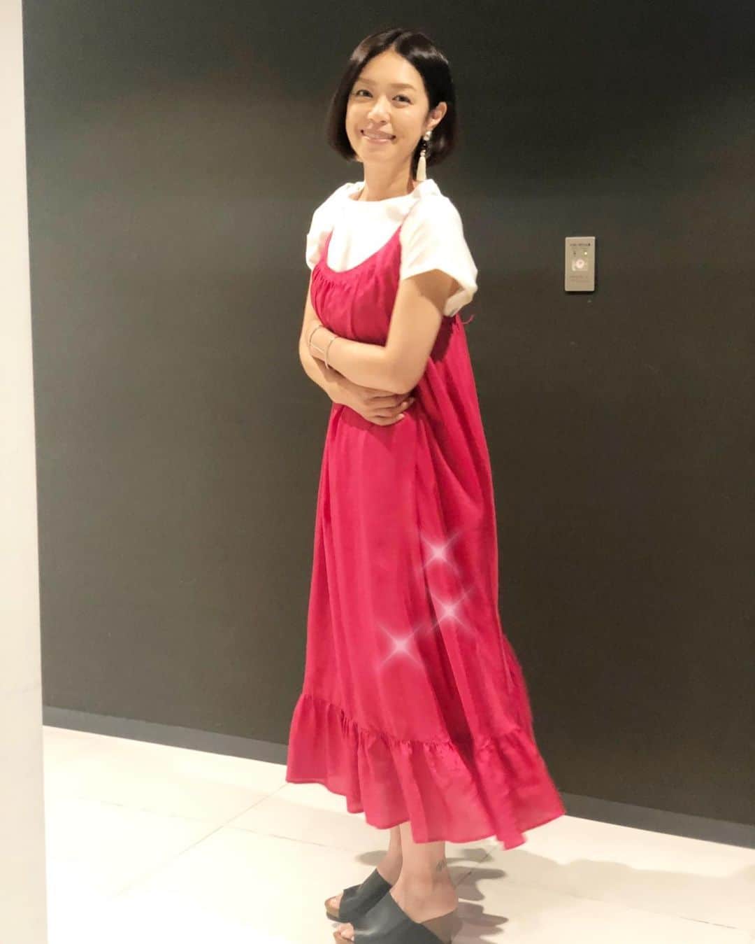 加藤紀子のインスタグラム：「髪がまた短くなりました✂️ 鮮やかな色のお洋服が楽しくなりました💃 昨日QVC生放送にお付き合い頂いた皆様ありがとうございましたー！！ #QVC #エレクトーレさんご紹介回 #お洋服楽しいと仕事もはかどる」