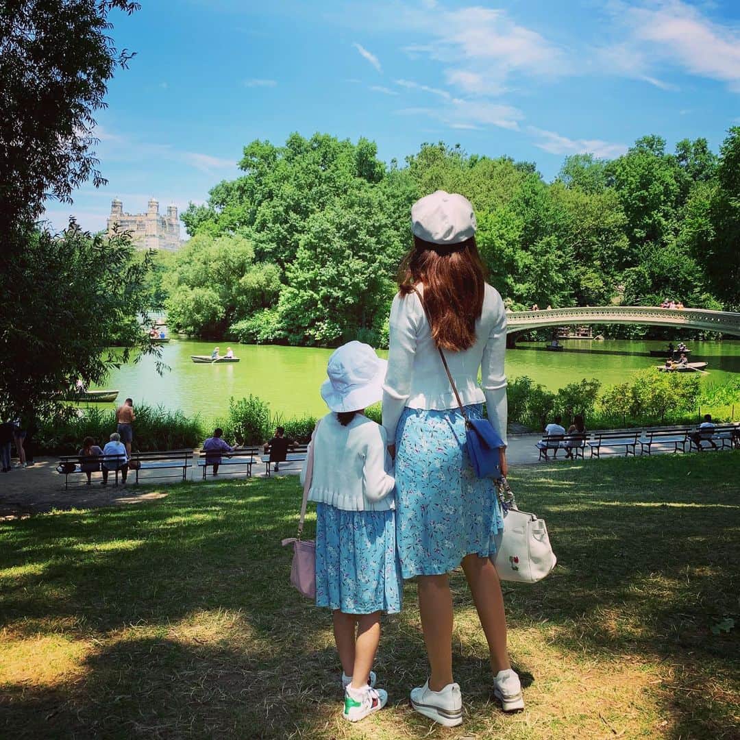 神田うのさんのインスタグラム写真 - (神田うのInstagram)「New York for the first time for my daughter!! Central Park after a long time.☺️ After all a beautiful park❣️ #nyc#newyork#newyorkcity#manhattan#マンハッタン#ニューヨーク#ニューヨーク旅行#家族旅行#centralpark#セントラルパーク#やっぱり#美しい#公園#母娘#親子リンクコーデ#親子コーデ#お揃いコーデ#matchingfashion#matchingcordinate#神田うの#unokanda」6月30日 13時09分 - unokandaofficial