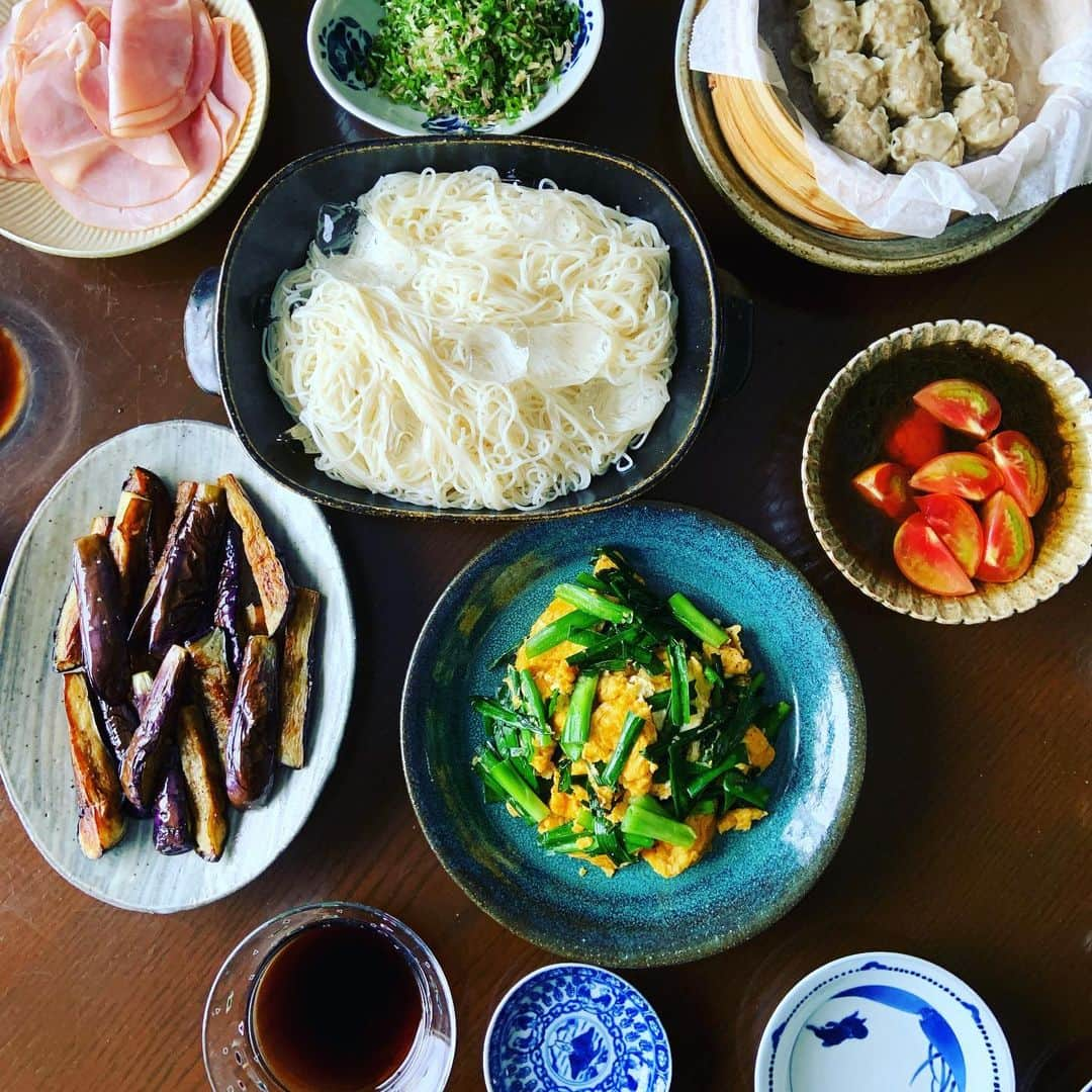 志摩有子さんのインスタグラム写真 - (志摩有子Instagram)「蒸し暑い日曜日にそうめんランチ。そうめんのお供には油気のあるものが似合う。茄子のごま油炒めと焼売を添えるのが我が家のデフォ。今日はニラ玉、トマトもずく酢、薄切りハムも。肝心のそうめんは島の光（黒帯）今年初めての五味薬味と。 #そうめん #素麺 #島の光」6月30日 13時09分 - ariko418