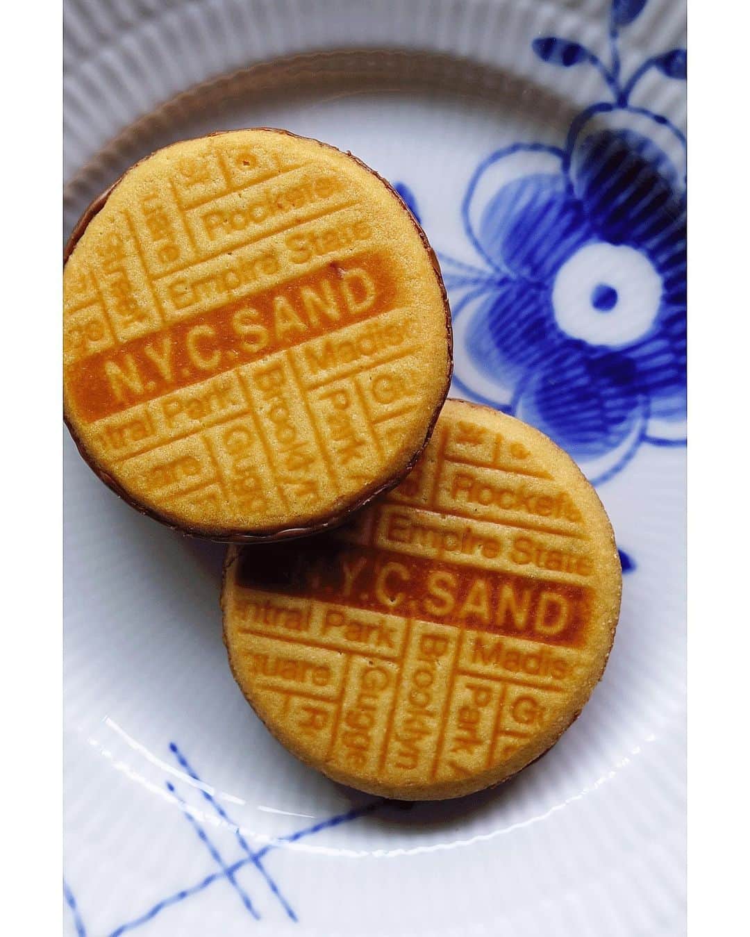 Ryoko Yunokiのインスタグラム：「+ + + N.Y.C.SAND😋 + + + #NYCSAND #NYキャラメルサンド #Royalcopenhagen #BlueFlutedMegn」