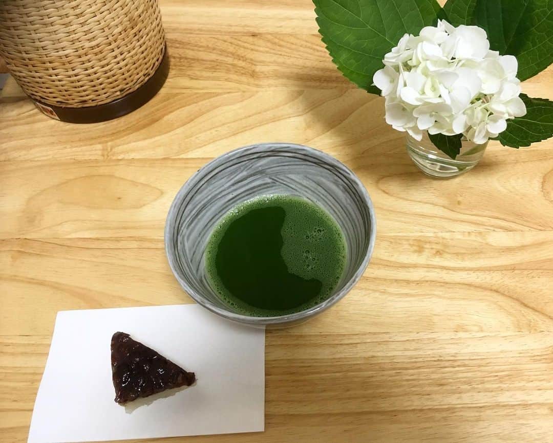 のインスタグラム：「【夏越の祓】  6/30 2019年も半分が終わりました🌿  2019年前半は私にとって大きなチャレンジや変化がありました🙏  毎日色んな感情が生まれる中無事に いま を味わえることへの感謝が溢れるそんな日。  2019年後半、どんな毎日になるかな。😊 どんなに心が揺らいでも、そんな揺らぎも楽しむ強さを持ち続けていきたいなぁと思います。😃🌿🙏 #藤代有希 #ユキ #ヨガ #yoga #ヨーガ #メディテーション #meditation #瞑想 #マインドフルネス #ヨガインストラクター #ボディバランストレーナー #夏越の祓 #季節を楽しむ #紫陽花 #梅雨 #小豆 #魔除け #水無月 #一保堂 #teaceremony #teaceremonyonthemat」