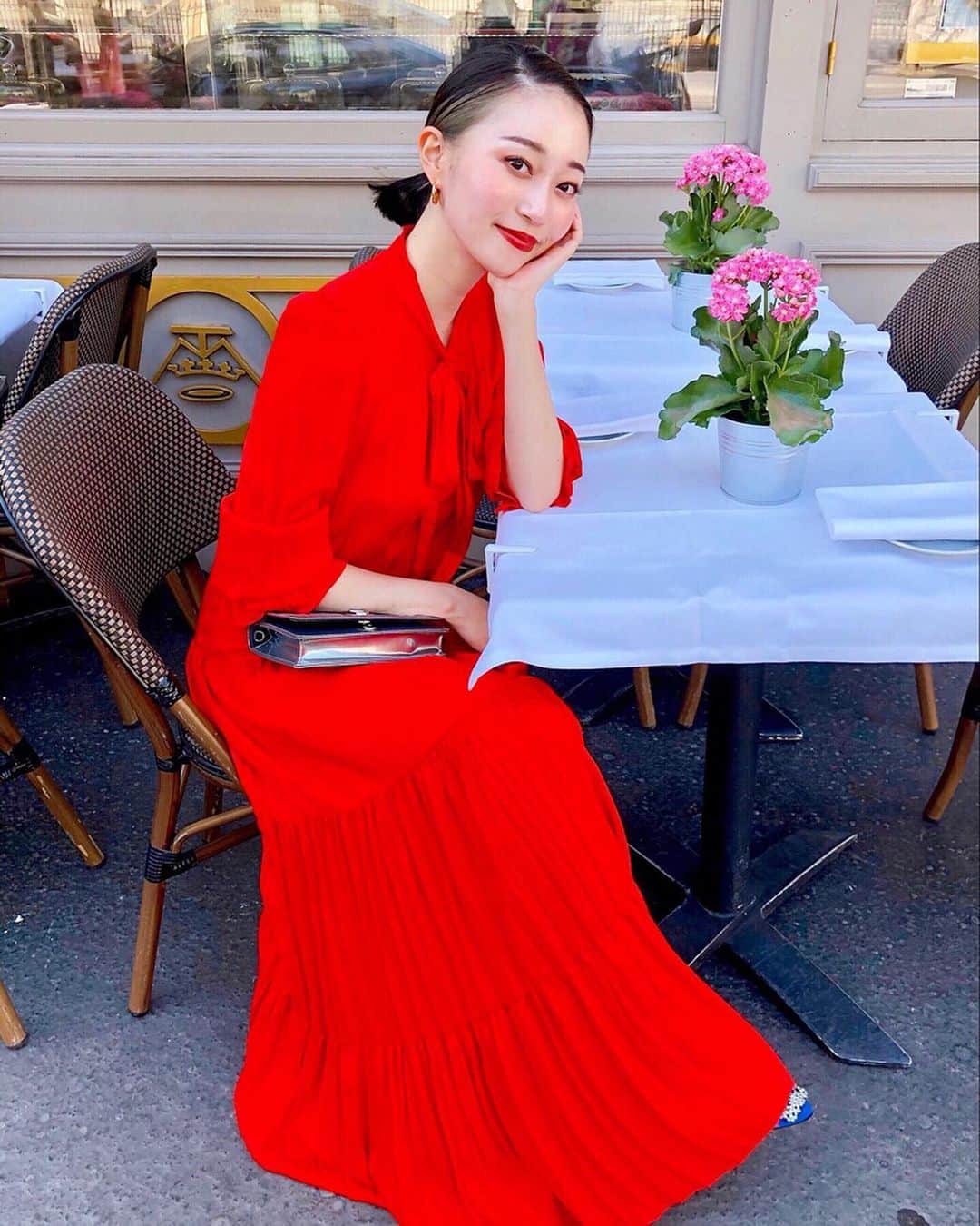 梅谷安里さんのインスタグラム写真 - (梅谷安里Instagram)「🇫🇷🇫🇷🇫🇷 真っ赤なドレスに着替えて 早めのディナーへ🌹🌹🌹 マノロ履くとやっぱり気分上がる⤴︎⤴︎⤴︎ 今夜はオペラ見に行ったよ！！！ ・ ・ #readyfordinner #paris#france#🇫🇷 #パリ#あん旅#フランス #ドレス#dressup #zara#manoloblahnik #ootd#outfit#fashion #コーディネート」6月30日 13時25分 - anriworld