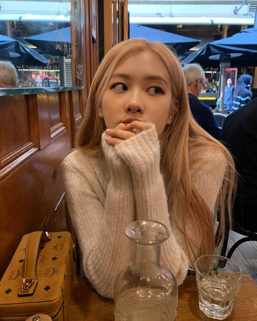 ロゼさんのインスタグラム写真 - (ロゼInstagram)「우리곧보낭?」6月30日 13時27分 - roses_are_rosie