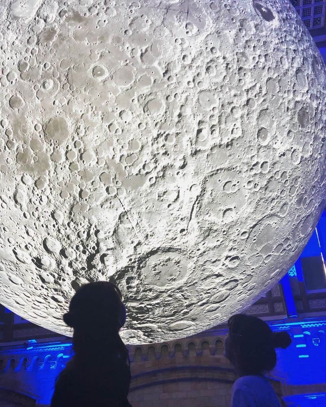 三原勇希さんのインスタグラム写真 - (三原勇希Instagram)「ロンドン自然史博物館 "The Moon🌕" . NASAによる実際の月のデータをプリントしてあって、地球からは見えない月の裏側までばっちり 各地を回るThe Moonの展示は来年の1月まで。 自然史博物館、入場無料だなんていいなぁ。 ミュージアムショップも楽しくて、今夜の #IJ802 ではここのお土産をプレゼント🎁」6月30日 13時32分 - yuukimeehaa
