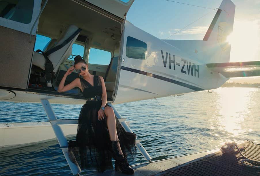 ソニアのインスタグラム：「Traffic jam? Can’t get a cab? Don’t worry lemme get my seaplane 🛩 . Wrapping up a full week with @tagheuer and @chrishemsworth, and I’m leaving with great memories, and time well spent with incredible company. @melchengg @wendy_prmonkey @heyrozz @bylynettekee @nicolequek @crownwatchblog @elliotsng @elias.soh @daniaaladam  #dontcrackunderpressure」