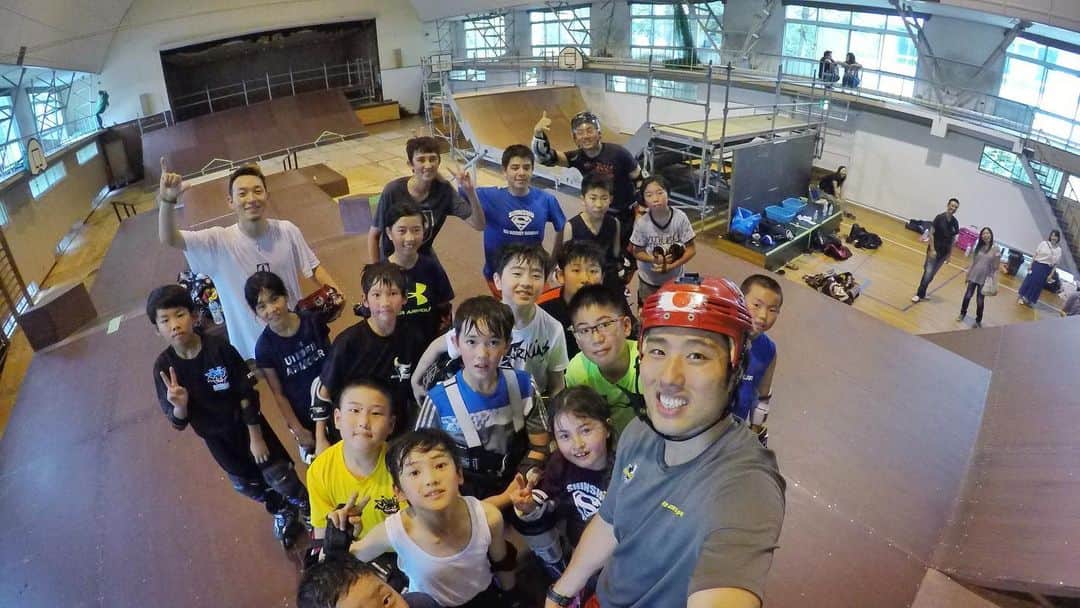 鈴木雅仁さんのインスタグラム写真 - (鈴木雅仁Instagram)「新潟アイススクール2019 今回、新しい試みで講師として呼んでいただいた、新潟市アイスホッケー協会様 ありがとうございました。  スケートパークでは特別講師として、現役世界王者の @takeshiyasutoko が指導してくれました。  ゴールデンエイジは色んなスポーツや遊びをすることで運動神経が発達する時期ですので、アイスホッケーだけに囚われず、色んな事にチャレンジしてほしいと思います！！ 参加してくれた方々２日間ありがとうございました！  #スポーツの可能性 #redbullcrashedice #icecrossdownhill #skatecross #アイスクロスダウンヒル #レッドブルクラッシュドアイス #アイスホッケー #インラインスケート #アグレッシブインライン #スケーティング #スクール開始15分前にGK1人来ないと言われ超テンパる #メニューが一気に変わる  Thank you for your support @yoh_1937 🙏」6月30日 13時37分 - suzuki_masahito
