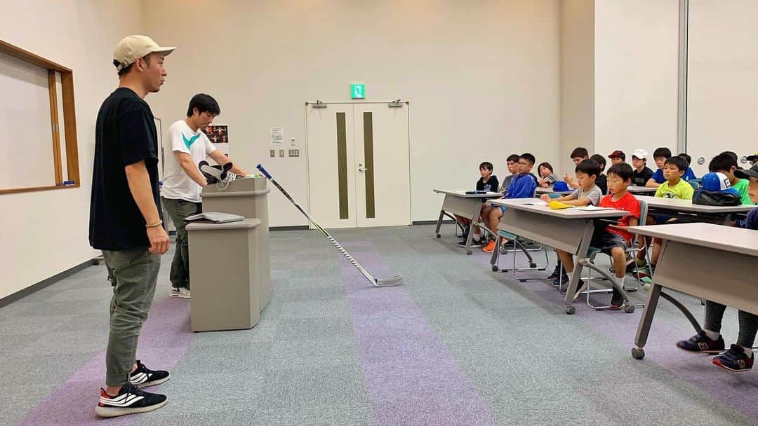 鈴木雅仁さんのインスタグラム写真 - (鈴木雅仁Instagram)「新潟アイススクール2019 今回、新しい試みで講師として呼んでいただいた、新潟市アイスホッケー協会様 ありがとうございました。  スケートパークでは特別講師として、現役世界王者の @takeshiyasutoko が指導してくれました。  ゴールデンエイジは色んなスポーツや遊びをすることで運動神経が発達する時期ですので、アイスホッケーだけに囚われず、色んな事にチャレンジしてほしいと思います！！ 参加してくれた方々２日間ありがとうございました！  #スポーツの可能性 #redbullcrashedice #icecrossdownhill #skatecross #アイスクロスダウンヒル #レッドブルクラッシュドアイス #アイスホッケー #インラインスケート #アグレッシブインライン #スケーティング #スクール開始15分前にGK1人来ないと言われ超テンパる #メニューが一気に変わる  Thank you for your support @yoh_1937 🙏」6月30日 13時37分 - suzuki_masahito