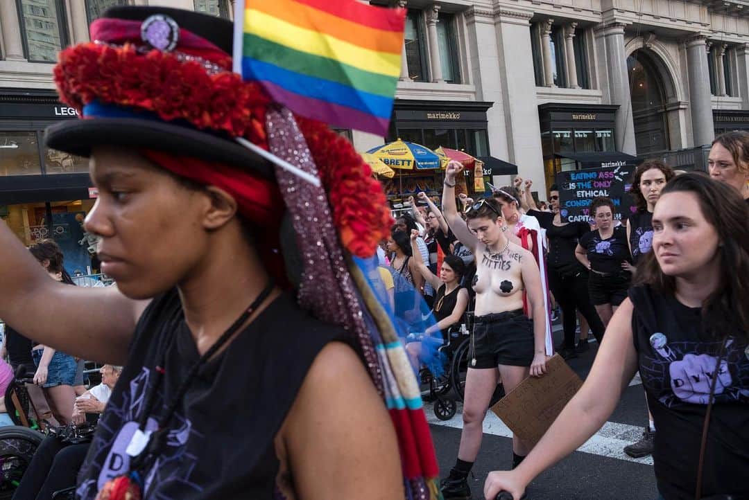 Q. Sakamakiさんのインスタグラム写真 - (Q. SakamakiInstagram)「New York City’s 27th Dyke March, as the city marks the 50th anniversary of the Stonewall riot. The march organizer says Dyke March is a protest march, not a parade. They celebrate diverse Dyke lives, to highlight the presence of Dykes within their community, and in protest of the discrimination, harassment, and violence they face in schools, on the job, and in their communities. One the way, they took the tribute silence for their community’s victims by gun violence. They marched from Bryant Park to Washington Square Park. At the end, some jumped in Washington Square Park’s fountain. NYC, June 29, Saturday, 2019. #lesbian #stonewall50 #dykemarch #nyc」6月30日 13時40分 - qsakamaki