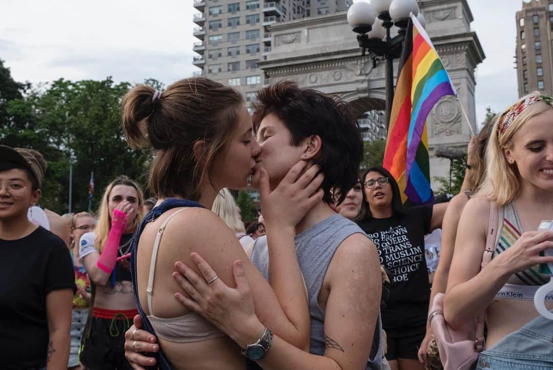 Q. Sakamakiさんのインスタグラム写真 - (Q. SakamakiInstagram)「New York City’s 27th Dyke March, as the city marks the 50th anniversary of the Stonewall riot. The march organizer says Dyke March is a protest march, not a parade. They celebrate diverse Dyke lives, to highlight the presence of Dykes within their community, and in protest of the discrimination, harassment, and violence they face in schools, on the job, and in their communities. One the way, they took the tribute silence for their community’s victims by gun violence. They marched from Bryant Park to Washington Square Park. At the end, some jumped in Washington Square Park’s fountain. NYC, June 29, Saturday, 2019. #lesbian #stonewall50 #dykemarch #nyc」6月30日 13時40分 - qsakamaki