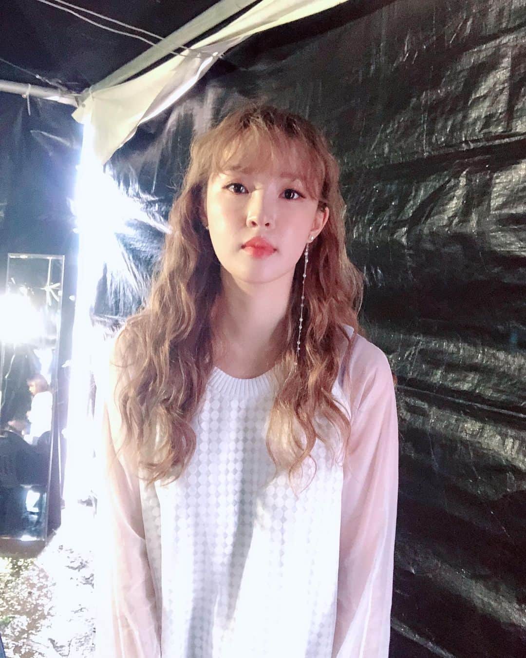 のインスタグラム：「비맞기전 >>비맞은후 그래두 공연은 꿀잼 이었음🦋 샤워하면서 공연하는 것도 나쁘진 않네염 ㅎ」