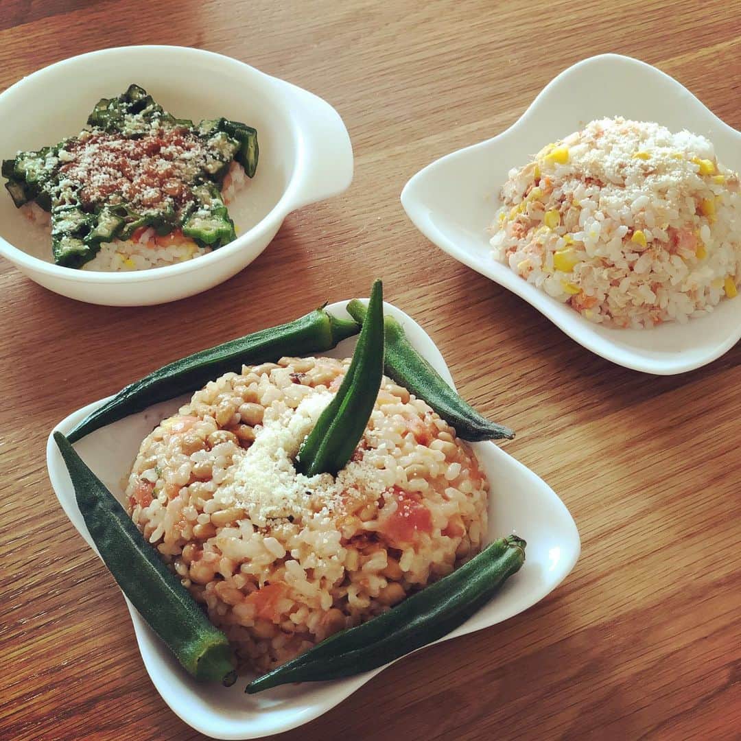シモネのインスタグラム：「子供の離乳食は少ないから食材余るようね〜  オクラタワー👉夫 星👉子 山👉私 👏👏👏👏👏👏👏👏」