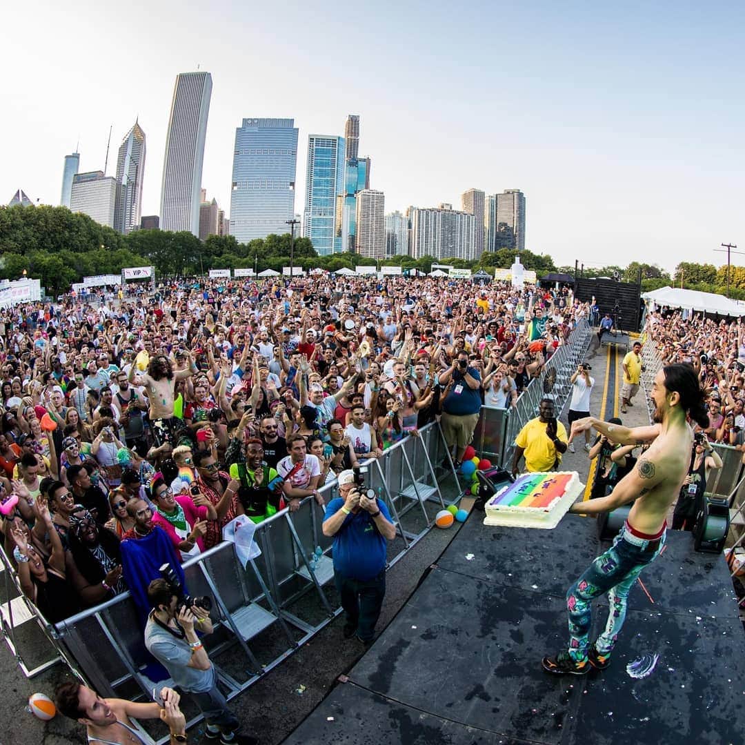 スティーヴ・アオキさんのインスタグラム写真 - (スティーヴ・アオキInstagram)「Wow!!! Chicago came thru and represented. Thank u 🥳🏳️‍🌈🥳 @prideintheparkchicago」6月30日 14時07分 - steveaoki