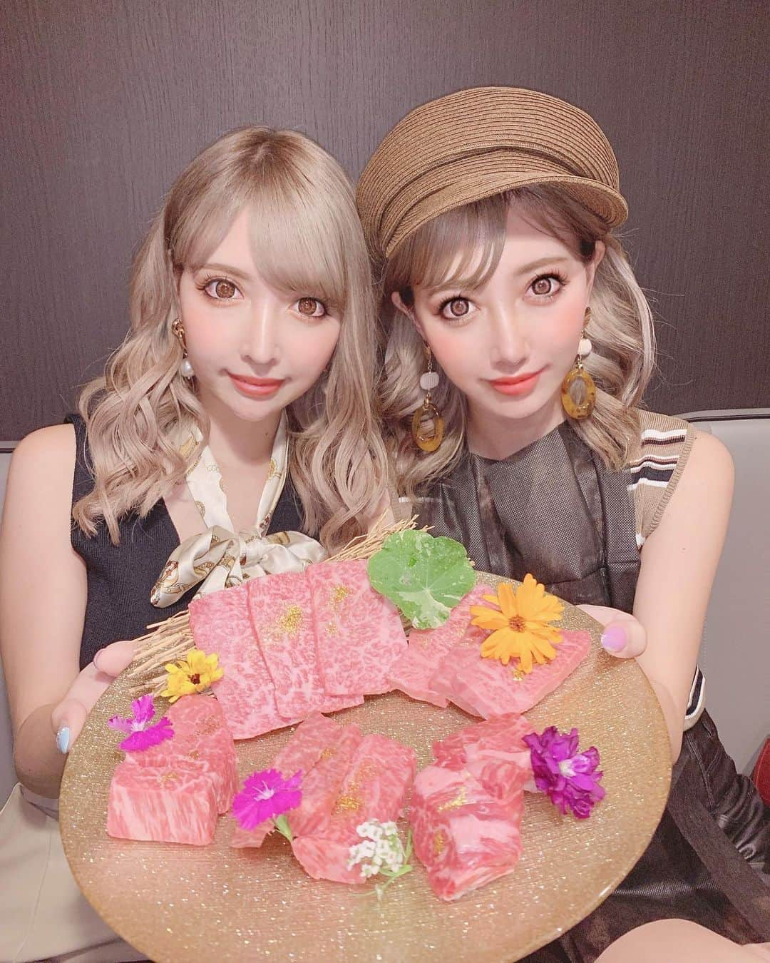 吉川ちえさんのインスタグラム写真 - (吉川ちえInstagram)「こんにちわ🥺❤️ . 先日インスタ映えする焼肉屋さん🍖 焼肉かなう🌈( @yakiniku.kanau )に行ってきました🍴💕 . 特選牛を堪能できて美味しい😋のに お肉の盛り付け方がかなりオシャレ💘 凄いインスタ映えなるよ(´ω｀*)✨ . 焼肉屋さんなのにシェフが👨🏻‍🍳いるので お肉以外の一品料理もかなりこだわりを持ってて味も上品なの😎❣️ . 特にトマトの冷麺🍅がお気に入りで 冷麺なのにスープが泡立ってて見た目も味も面白いの😗💕 . しかも前回インスタにここのお店のせたらうちらのインスタから遊びに行ってくれた可愛子ちゃん👧🏻達がたくさんいるみたいで嬉しかった🤤❤️💜 . 新宿で焼肉屋さんなら かなうが好きだなぁ🧜‍♀️💘 . #焼肉 #焼肉かなう #焼き肉 #特選牛 #シェフがいる焼肉屋さん」6月30日 14時12分 - yoshikawachie_16