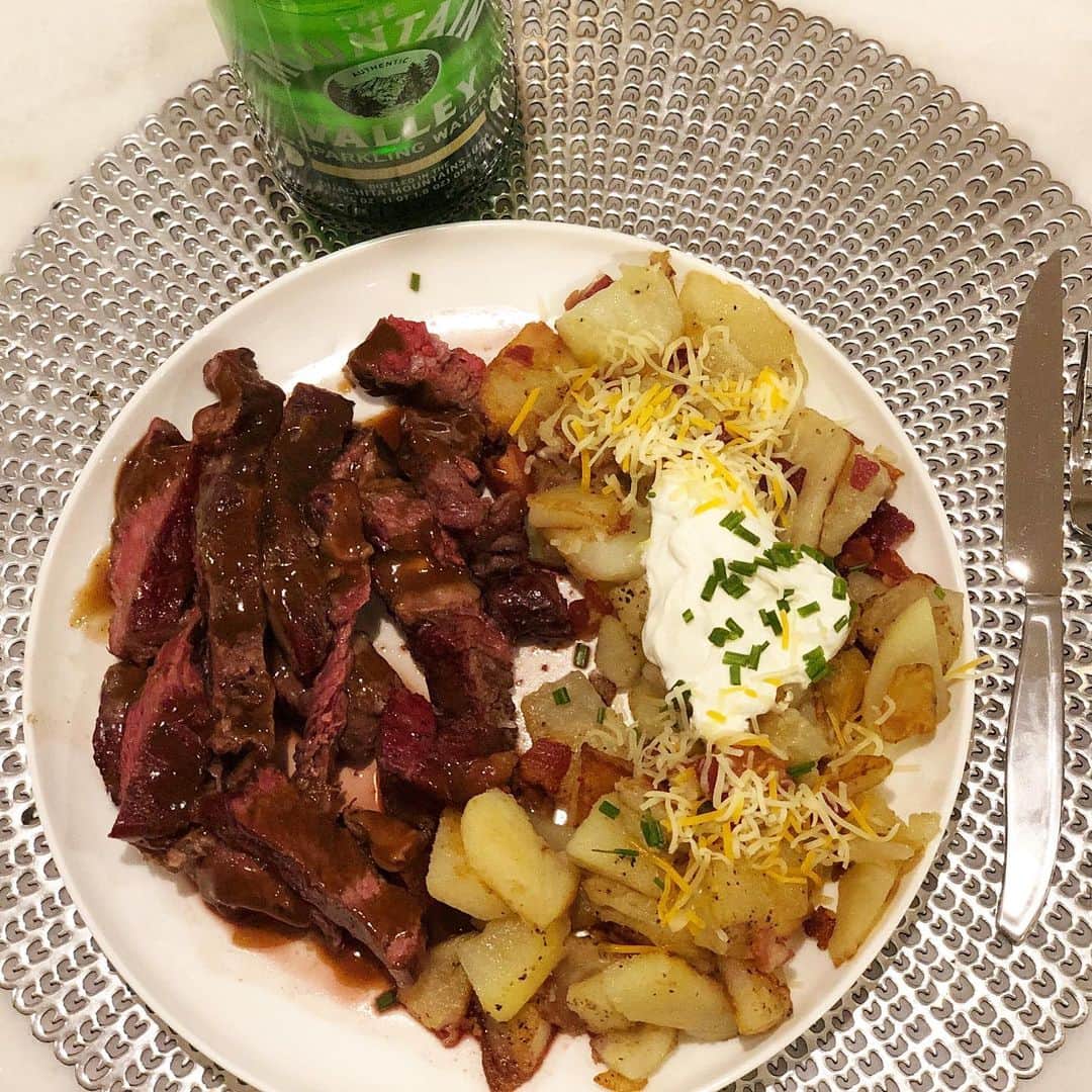 Phil Heathのインスタグラム：「Long day filming at the gym. Came home to an amazing meal thanks @shuriecremona 💪🏽 10oz Ribeye, 12oz Potato」