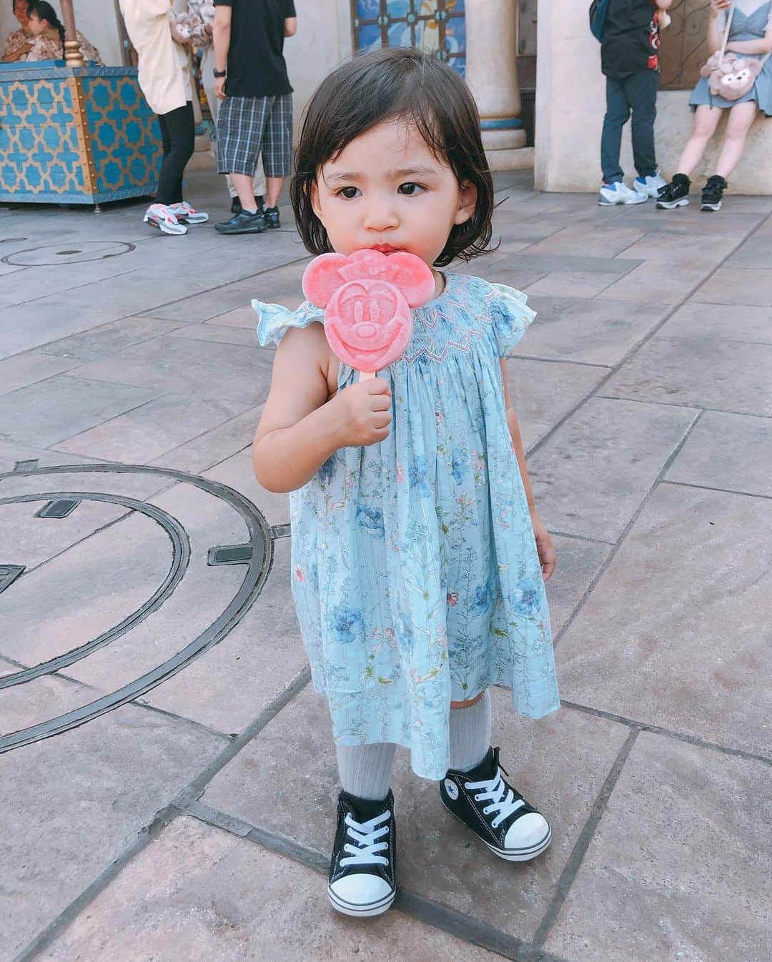 黒宮ニイナのインスタグラム：「お兄ちゃんがお昼寝してる間にこっそりアイスをペロペロ🍨💕 ママも食べたかったのに手放さなくてほとんど1人で食べる本当に食いしん坊ちゃん👧🏻 暑かったしミニーちゃんのアイスは特別美味しかったね🥰💓 #愛娘 #女の子 #1歳5ヶ月 #生後17ヶ月 #ディズニーシー  #ディズニーリゾート #ミニーちゃんアイス #babygirl #disneyseatokyo #disneyresorts #minniemouse」
