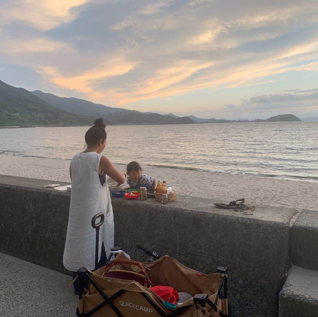 風間ゆみえのインスタグラム：「糸島、お天気に恵まれた夕暮れには、ビーチに出かけました。刻々と空が色を変えていく景色を前に、ひとつの家族が夕食をはじめようとしていました。  私もなかなかのアウトドアタイプと思っていたけど、こんなにも非日常的にな光景が日常的に感じられる心地よさに胸が高鳴り、なんとも言えない解放感。 それは、ここに来る前に受けたシロダーラのせいか、最高の気分…(´∀｀*) 子供たちは自由にはしゃぎ、お鼻汁が出ているのも気にせず砂浜を転がり、手も、お顔も砂まみれになって、骨付きのチキンを頬張っていて、お姉ちゃんはお父さんの手を引っ張って、お父さんはその手を少し強く握るとくるくると回ってお姉ちゃんはピンク色に染まった空に浮いて、何度もそれをねだって、何度も浮いていた。気持ち良い空気は海と空のせいだけじゃなくて、糸島で美容師をしているというアキさん家族の空気感だ。 ご飯出来たよ、の後はただにこやかにそこにいて、せっかちな私の頭には、おいで〜、早く食べないと冷めちゃうよ、お鼻も手を拭いて、ほらほら、なんていう言葉が浮かぶけど、ここでは全てが自由で、〜なさいという言いつけが存在しなくて。私の中に感慨深いものが込み上げてきて、ふんわりと何かが灯った。この場所でこの時を共有させてもらえて、本当に幸せな時間だった。  失いがちな大切なもの  私が得たものも共有して伝えていきたい  ありがとうございます  2019年 6月27日 糸島にて」