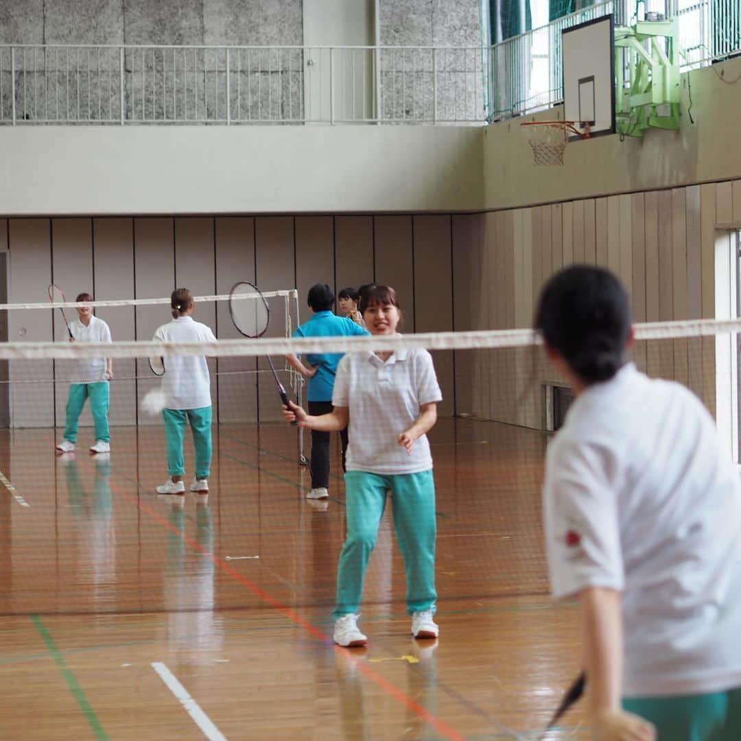 福岡女子短期大学さんのインスタグラム写真 - (福岡女子短期大学Instagram)「@fwjchild 子ども学科1年生の「生涯体育理論と実践🌱」では、体育館でバドミントンを行いました🏐ダブルスのルールを確認するのが、この日のテーマでした。経験者も未経験者もみんな元気🌟で楽しそうですね🎀 . #福岡女子短期大学 #太宰府 #子ども学科 #バドミントン #バドミントン女子  #福女短 #短期大学 #大学生  #保育実習 #短大 #短大生 #トリムバレー #保育士 #保育士の卵 #体育館 #体育 #福岡女子短期大学子ども学科 #幼児教育 #保育士の卵 #幼稚園教諭 #幼稚園教諭の卵 #保育園実習 #保育士になりたい #保育学科 #保育士のたまご #大学生 #福女短スナップ #短大生 #未来の保育士 #福岡の女子短期大学 #女子大生 . ========[ 資料請求 ]======== ． 新しい福岡女子短期大学の資料請求（2020大学案内）を無料送付中です。本学ホームページからお気軽に申し込みください。 . 子ども学科/健康栄養学科 音楽科/文化教養学科 ． 福岡女子短期大学 住所：‪福岡県太宰府市五条四丁目16番1号‬ tel：‪092-922-4034‬（代表）」6月30日 14時25分 - fukuoka_wjc