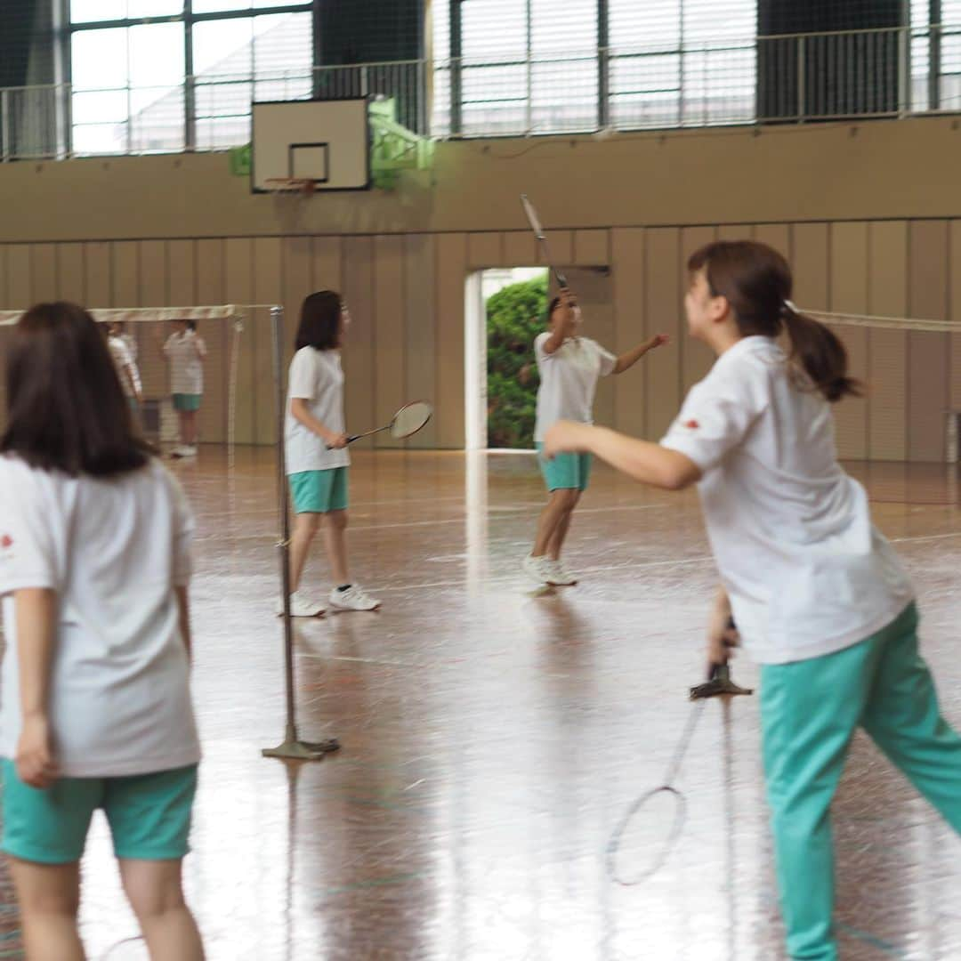 福岡女子短期大学さんのインスタグラム写真 - (福岡女子短期大学Instagram)「@fwjchild 子ども学科1年生の「生涯体育理論と実践🌱」では、体育館でバドミントンを行いました🏐ダブルスのルールを確認するのが、この日のテーマでした。経験者も未経験者もみんな元気🌟で楽しそうですね🎀 . #福岡女子短期大学 #太宰府 #子ども学科 #バドミントン #バドミントン女子  #福女短 #短期大学 #大学生  #保育実習 #短大 #短大生 #トリムバレー #保育士 #保育士の卵 #体育館 #体育 #福岡女子短期大学子ども学科 #幼児教育 #保育士の卵 #幼稚園教諭 #幼稚園教諭の卵 #保育園実習 #保育士になりたい #保育学科 #保育士のたまご #大学生 #福女短スナップ #短大生 #未来の保育士 #福岡の女子短期大学 #女子大生 . ========[ 資料請求 ]======== ． 新しい福岡女子短期大学の資料請求（2020大学案内）を無料送付中です。本学ホームページからお気軽に申し込みください。 . 子ども学科/健康栄養学科 音楽科/文化教養学科 ． 福岡女子短期大学 住所：‪福岡県太宰府市五条四丁目16番1号‬ tel：‪092-922-4034‬（代表）」6月30日 14時25分 - fukuoka_wjc