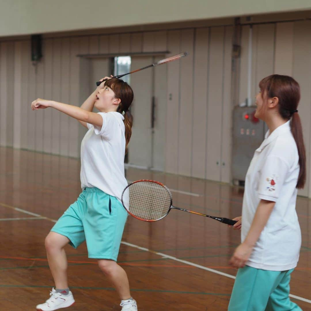 福岡女子短期大学さんのインスタグラム写真 - (福岡女子短期大学Instagram)「@fwjchild 子ども学科1年生の「生涯体育理論と実践🌱」では、体育館でバドミントンを行いました🏐ダブルスのルールを確認するのが、この日のテーマでした。経験者も未経験者もみんな元気🌟で楽しそうですね🎀 . #福岡女子短期大学 #太宰府 #子ども学科 #バドミントン #バドミントン女子  #福女短 #短期大学 #大学生  #保育実習 #短大 #短大生 #トリムバレー #保育士 #保育士の卵 #体育館 #体育 #福岡女子短期大学子ども学科 #幼児教育 #保育士の卵 #幼稚園教諭 #幼稚園教諭の卵 #保育園実習 #保育士になりたい #保育学科 #保育士のたまご #大学生 #福女短スナップ #短大生 #未来の保育士 #福岡の女子短期大学 #女子大生 . ========[ 資料請求 ]======== ． 新しい福岡女子短期大学の資料請求（2020大学案内）を無料送付中です。本学ホームページからお気軽に申し込みください。 . 子ども学科/健康栄養学科 音楽科/文化教養学科 ． 福岡女子短期大学 住所：‪福岡県太宰府市五条四丁目16番1号‬ tel：‪092-922-4034‬（代表）」6月30日 14時25分 - fukuoka_wjc