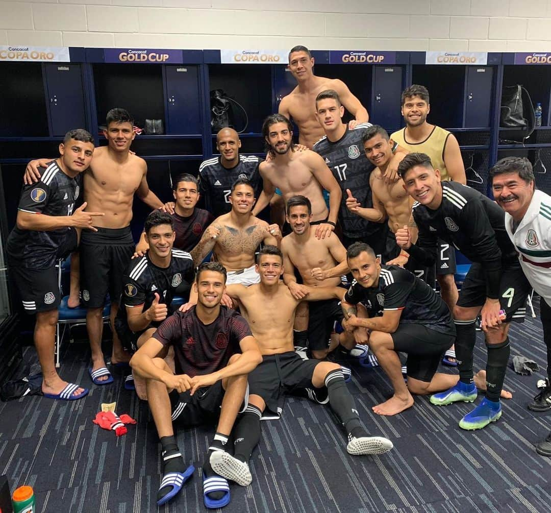 ラウール・ヒメネスさんのインスタグラム写真 - (ラウール・ヒメネスInstagram)「Vamooooooos!💪🏼👏🏼 Estamos en semis a seguir por este camino. #vamosmexico 🇲🇽 #pasiónyorgullo」6月30日 14時36分 - raulalonsojimenez9