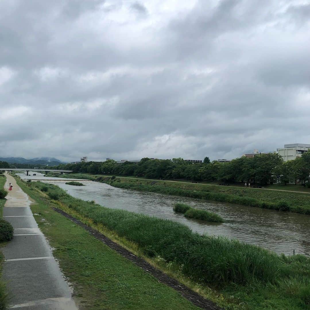 のインスタグラム：「土砂降りの京都着。機材おろしてランチしたら雨あがる。」