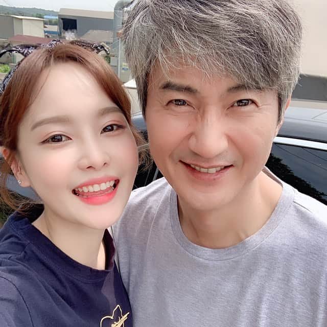ハ・ウンジンのインスタグラム：「진짜촬영끄읕😭 나의 용왕리 학규아저씨 내상선배님이랑❤️ #용왕님보우하사」