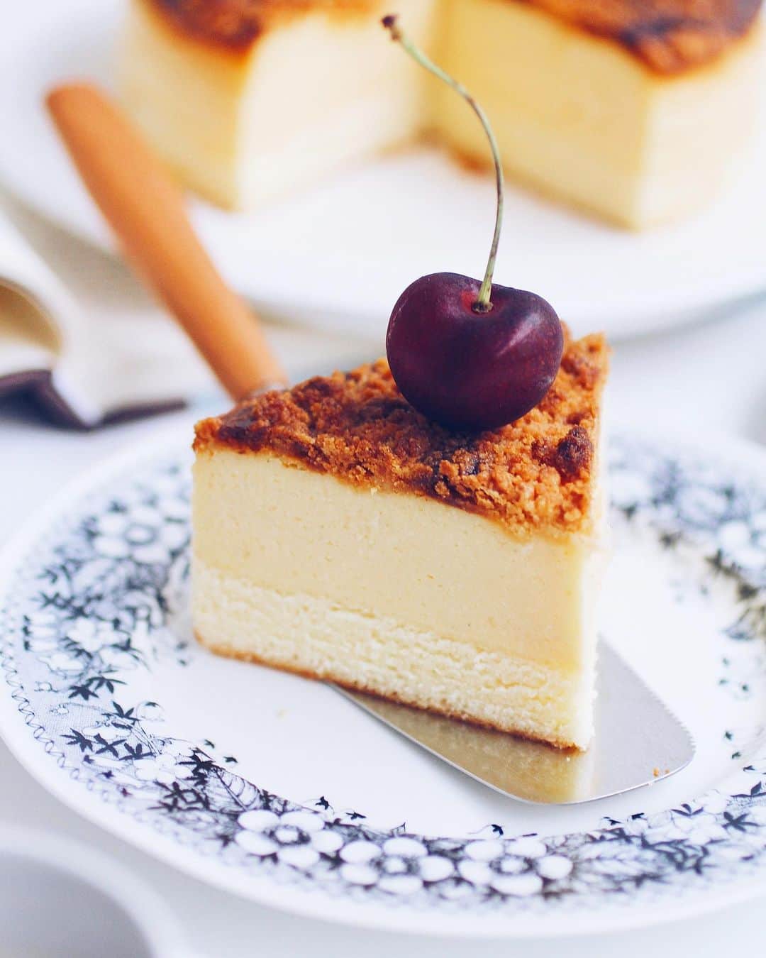のインスタグラム：「* * ☑︎余り物寄せ集めチーズケーキ * * 冷凍庫に眠ってたジェノワーズとクランブル。 それと賞味期限ギリギリのサワークリームでバニラチーズケーキ。 * * 気圧の所為で眩暈が酷い！ つらみ🙃 * *」
