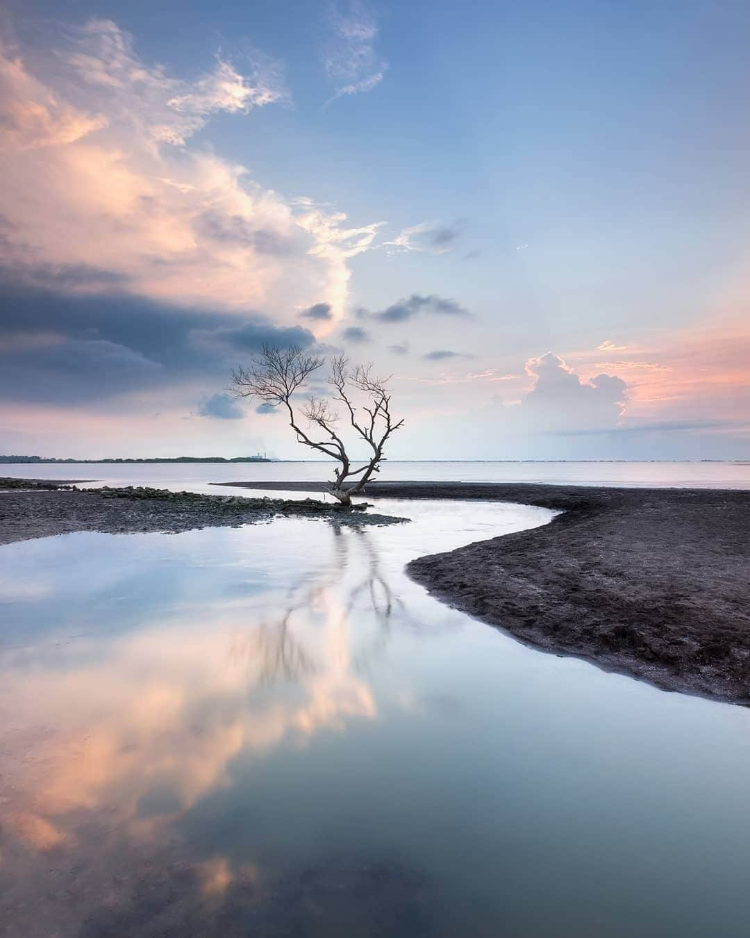 FUJIFILM INDONESIAさんのインスタグラム写真 - (FUJIFILM INDONESIAInstagram)「Mengakhiri bulan Juni dengan foto istimewa dari @dantedananjoyo yang diambil dengan Fujifilm X-E2. Foto lanskap dengan komposisi yang istimewa, mulai dari arah sungai, laut, hingga mirroring pada fragmennya. Sebuah foto yang kontemplatif untuk mengakhiri bulan Juni.  #Fujifilm_id #GoFUJIFILM #XE2 #XF1024 #landscapephotography」6月30日 15時00分 - fujifilm_id